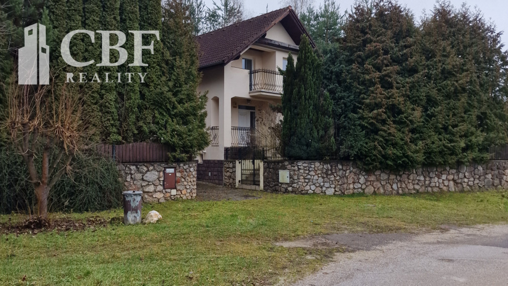 CBF Reality Vám ponúka na predaj rodinný dom v Rožňave, na tichom mieste obklopený prírodou a bez susedov .