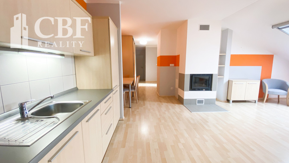 Zariadený 2i byt s francúzskym balkónom a parkovaním v cene