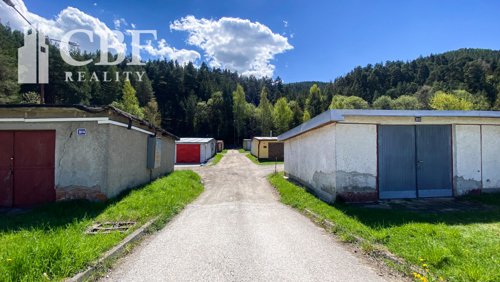 PREDANÉ / Dve murované garáže so zavedenou elektrinou vo Svite