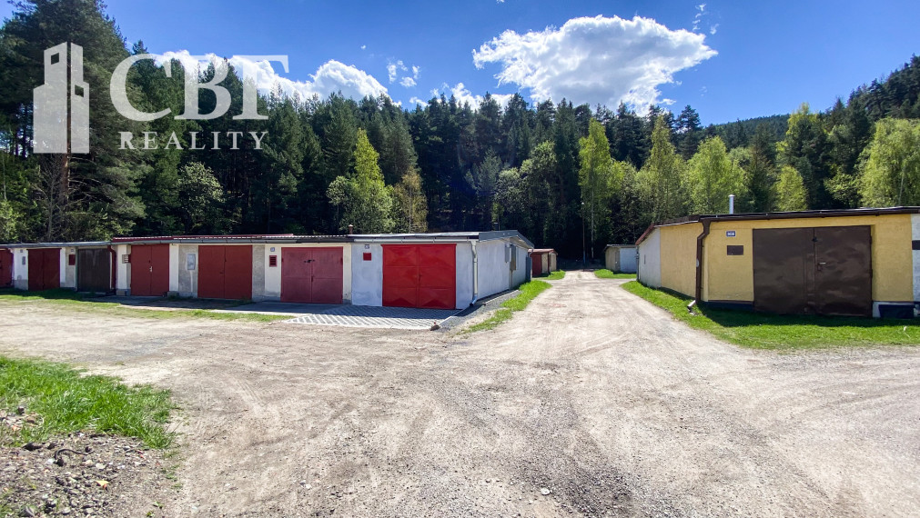 PREDANÉ / Dve murované garáže so zavedenou elektrinou vo Svite