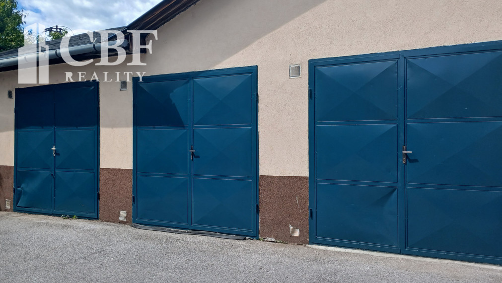 UŽ LEN 1 VOĽNÁ GARÁŽ S PODKROVÍM V STRÁŽENOM OBJEKTE