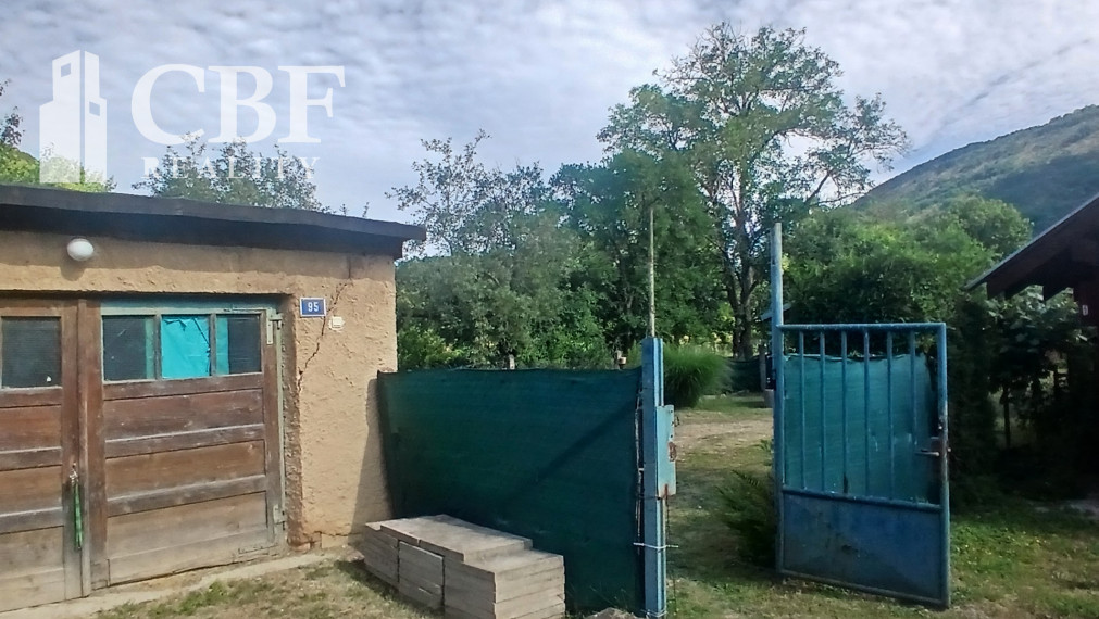 NA PREDAJ! Zveľadená ZÁHRADKA s GARÁŽOU v Plešivci.