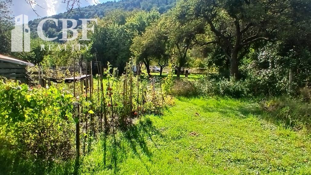 Na predaj stavebný pozemok- Nadabula,1027 m2, tichá lokalita