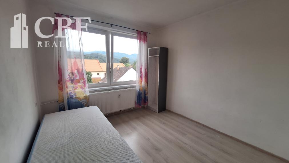 3-IZBOVÝ BYT NA PREDAJ V MESTE DOBŠINÁ !