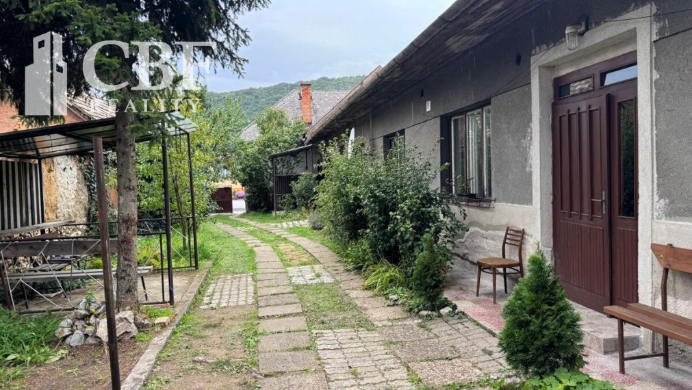 Plešivec v centre obce dom na predaj