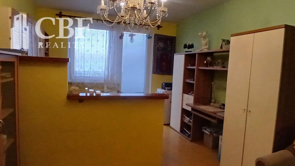 Na predaj 1-izbový byt s 2 balkónmi  v pôvodnom stave.