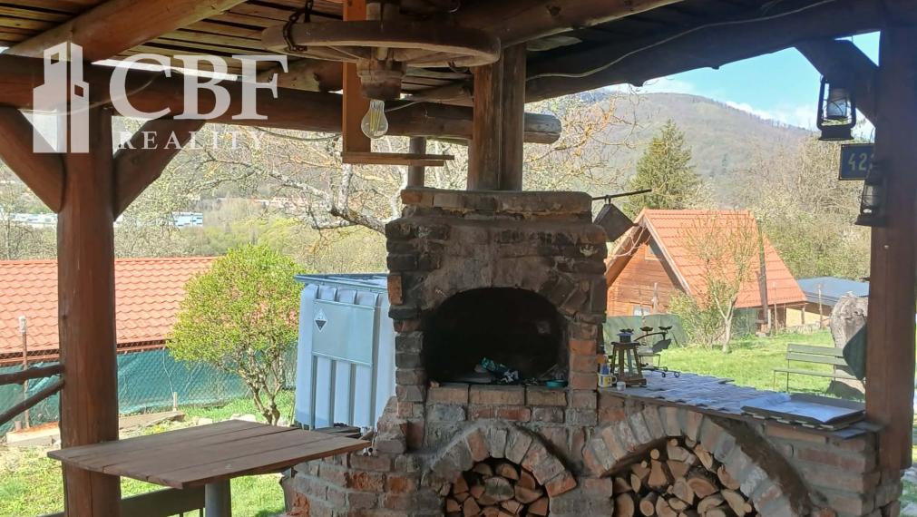 Exkluzívne na predaj- Slnečná záhrada s chatkou a altánkom