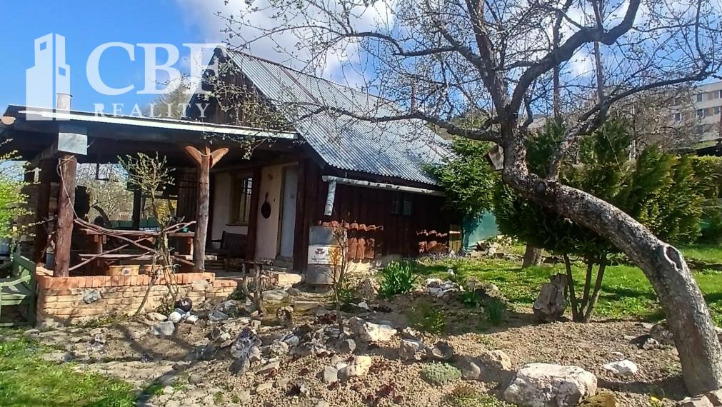 Exkluzívne na predaj- Slnečná záhrada s chatkou a altánkom