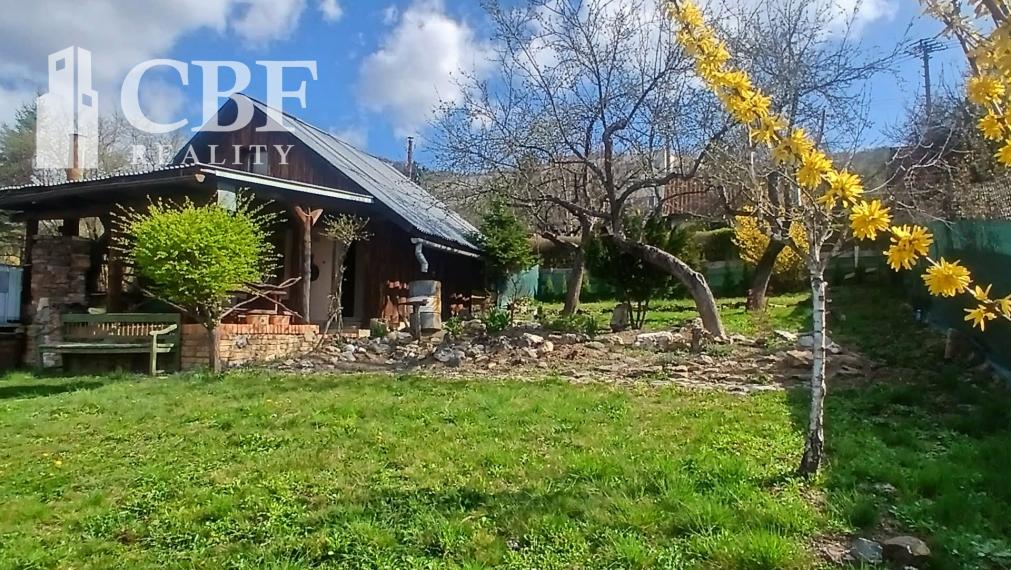 Exkluzívne na predaj- Slnečná záhrada s chatkou a altánkom