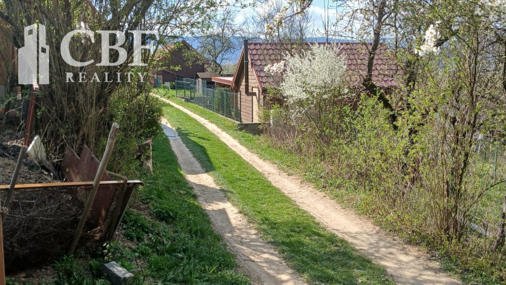 Exkluzívne na predaj- Slnečná záhrada s chatkou a altánkom