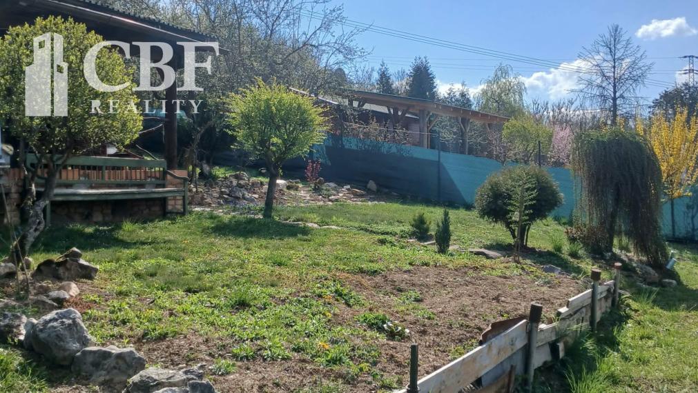 Exkluzívne na predaj- Slnečná záhrada s chatkou a altánkom