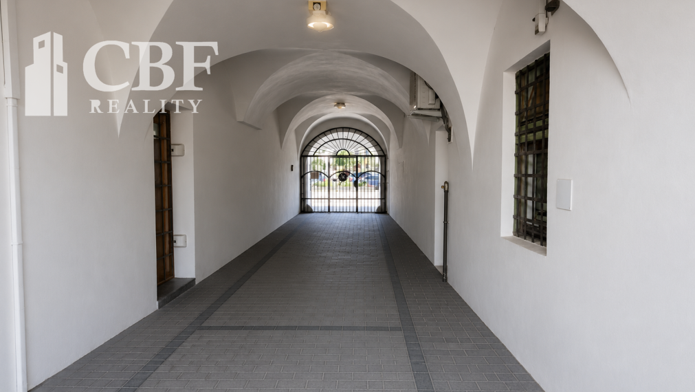 Obchodno- komerčný priestor na prenájom priamo na námestí