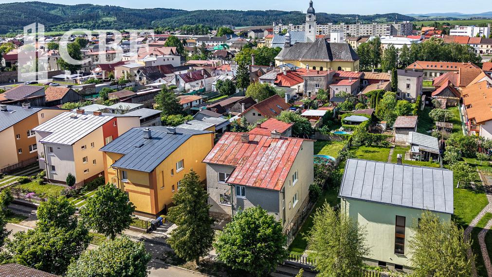 Priestranný rodinný dom s bazénom a garážou | Spišská Belá