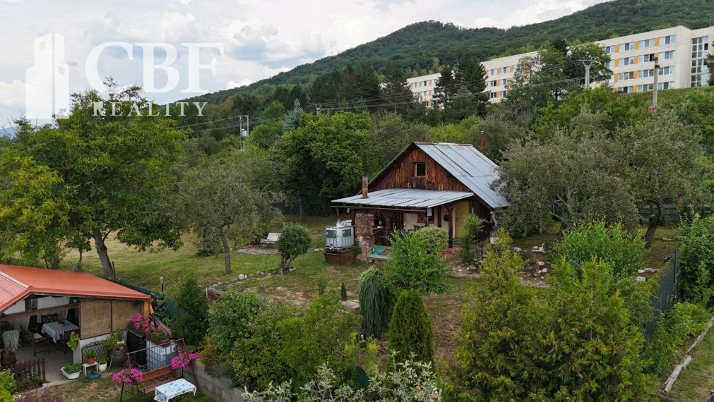 Exkluzívne na predaj- Slnečná záhrada s chatkou a altánkom