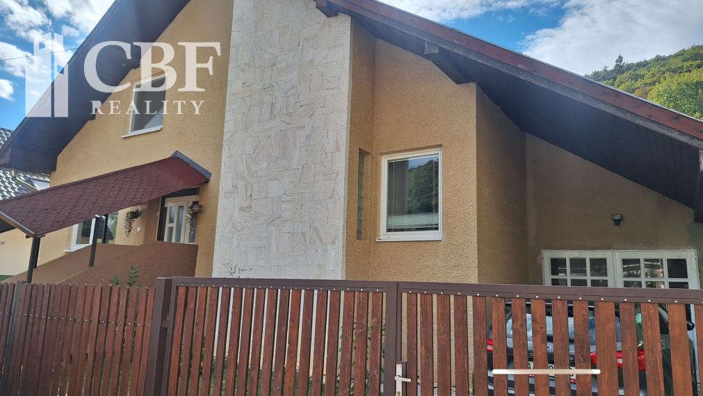 ROŽŇAVA, NEĎALEKO CENTRA RODINNÝ DOM NA PREDAJ