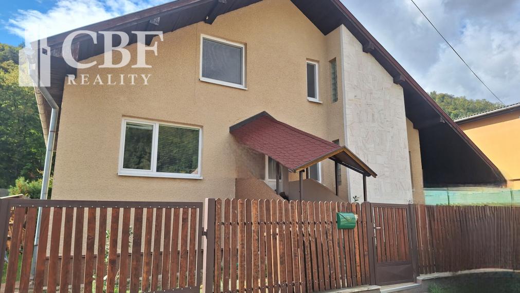 ROŽŇAVA, NEĎALEKO CENTRA RODINNÝ DOM NA PREDAJ