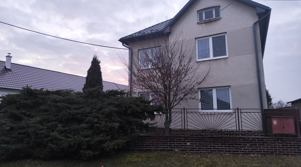 Tomášovce- dvojpodlažný rodinný dom na predaj s veľkým pozemkom
