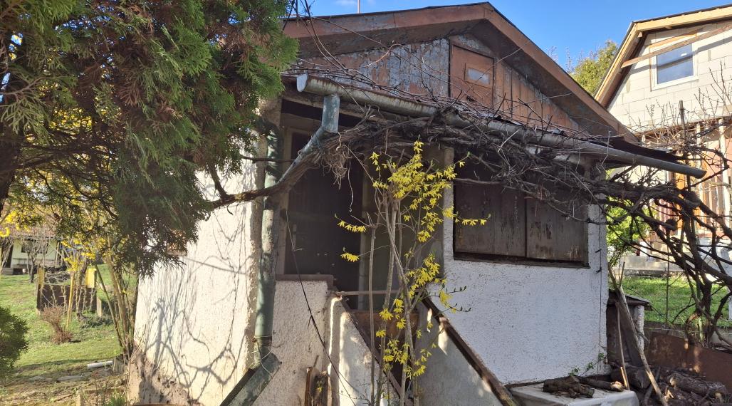 Znížená cena - Na predaj záhrada s chatou na Betliarskej ceste v Rožňave