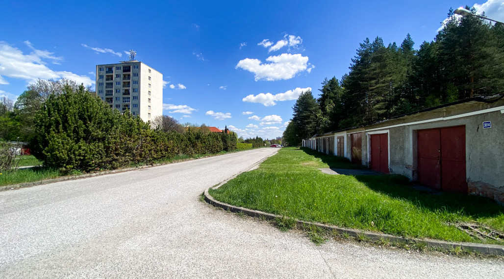 PREDANÉ / Dve murované garáže so zavedenou elektrinou vo Svite