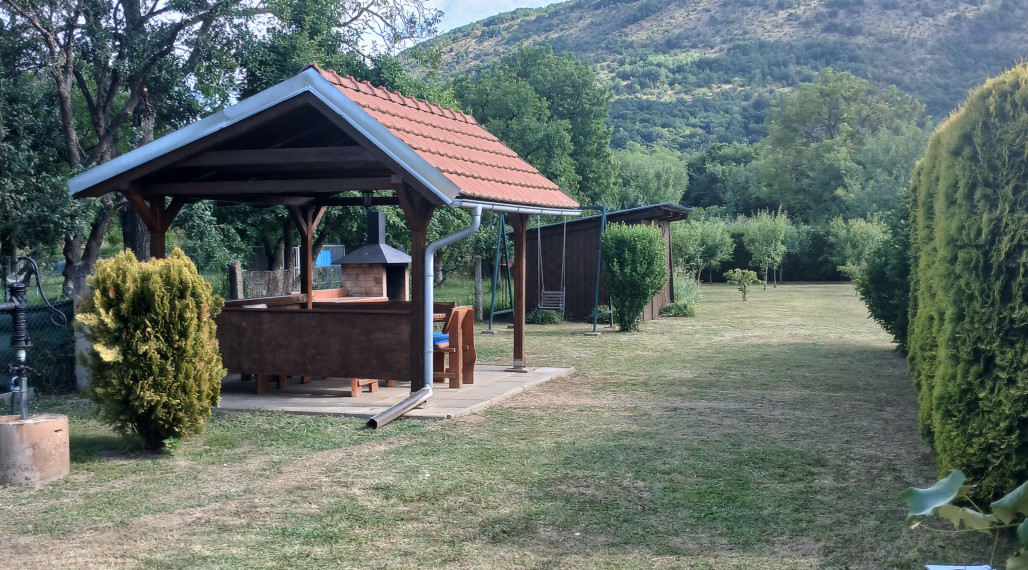 NA PREDAJ! Zveľadená ZÁHRADKA s GARÁŽOU v Plešivci.