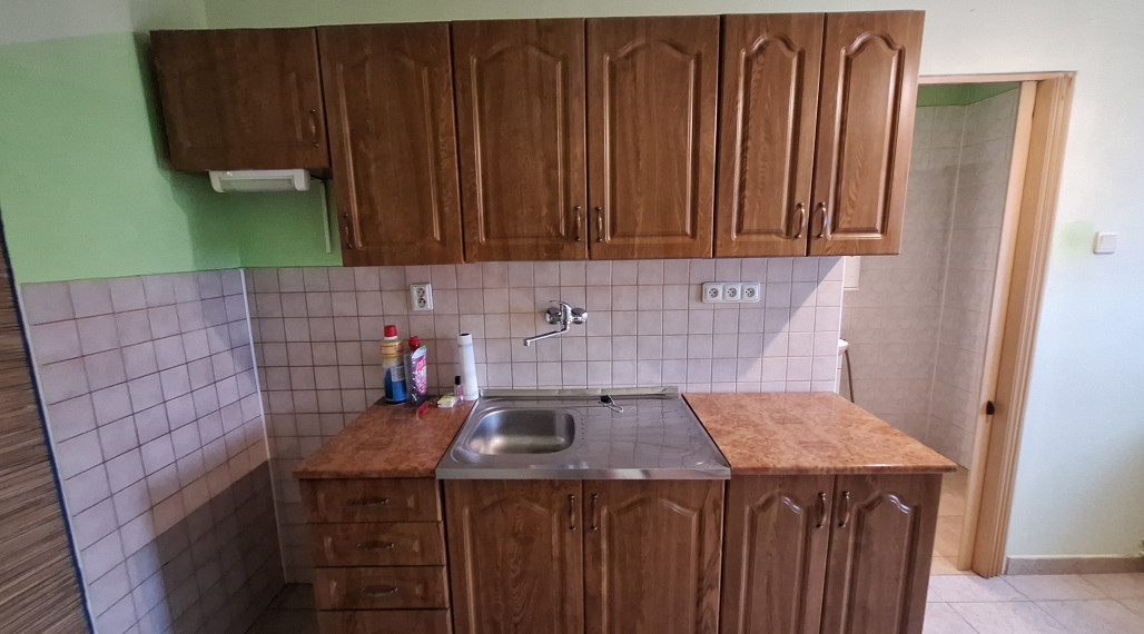 ZNÍŽENÉ! 2 - IZBOVÝ BYT NA PREDAJ V MESTE DOBŠINÁ !