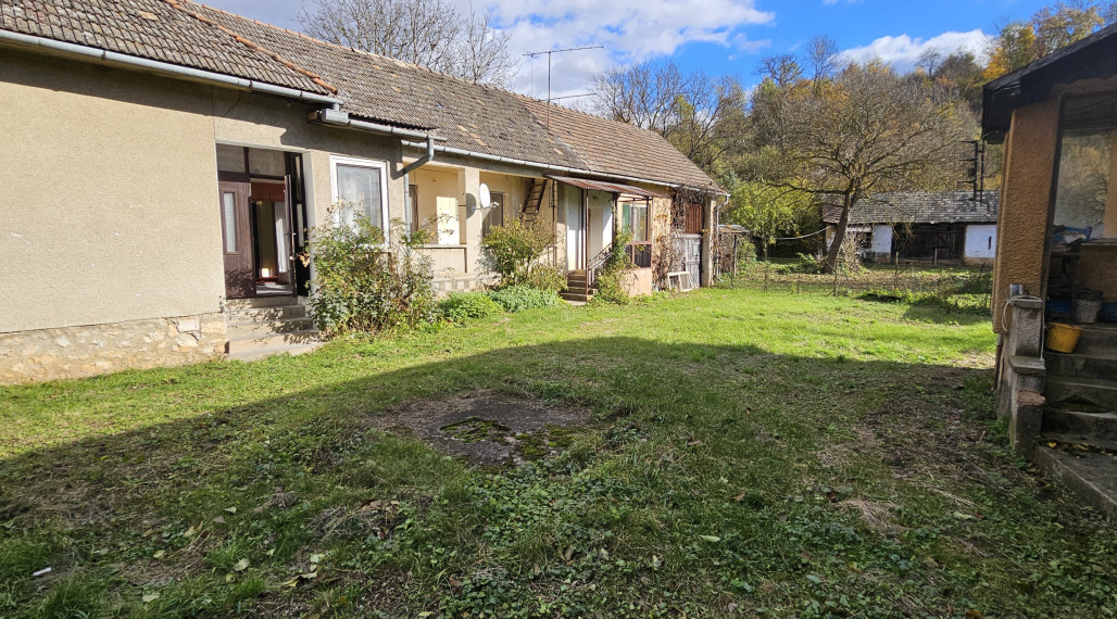 Na predaj dom so stavebným  pozemok  v malebnej obci Ardovo