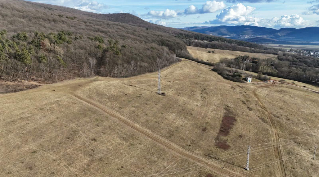 Na predaj výnimočný svahovitý pozemok v lokalite pod lesom