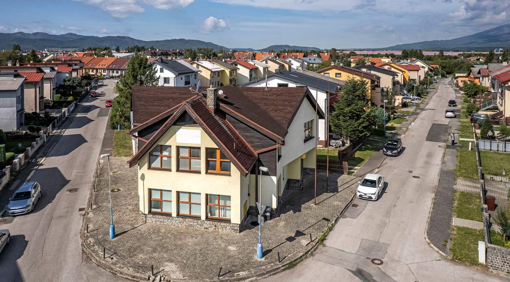 Reprezentatívna administratívna budova na predaj–Poprad Veľká
