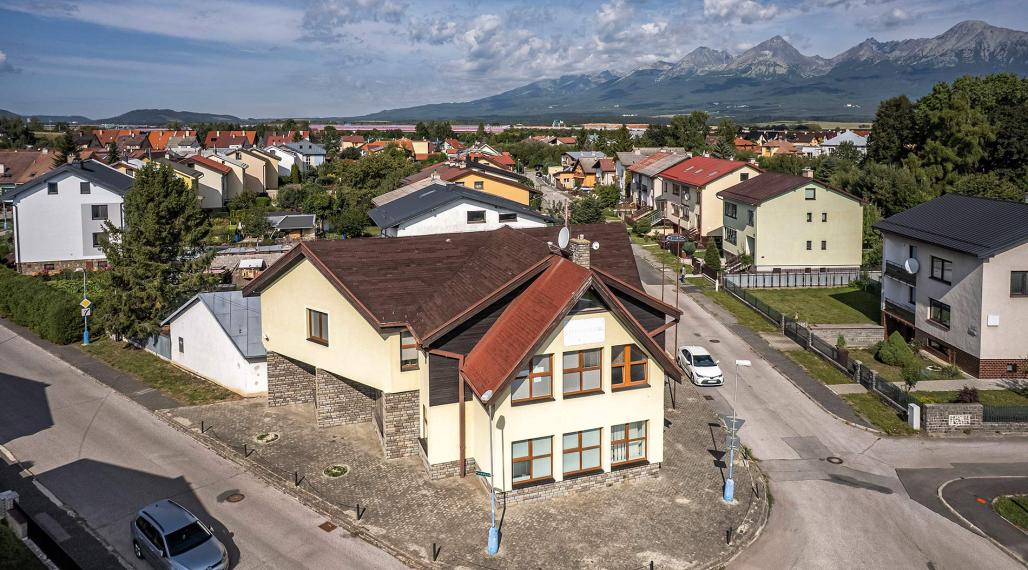 Reprezentatívna administratívna budova na predaj–Poprad Veľká