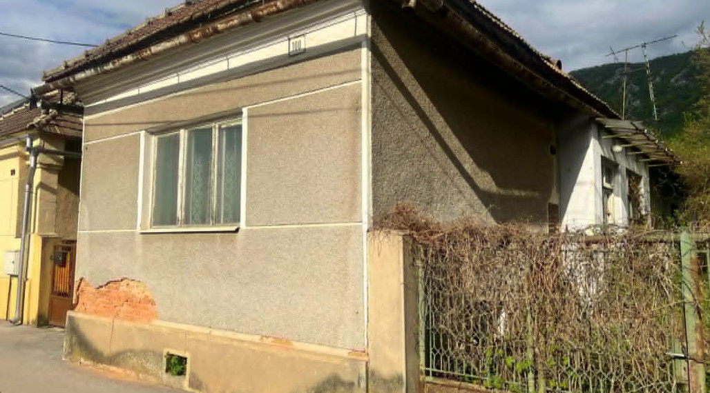 NA PREDAJ RODINNÝ DOM S ROZSIAHLÝM POZEMKOM, KUNOVA TEPLICA