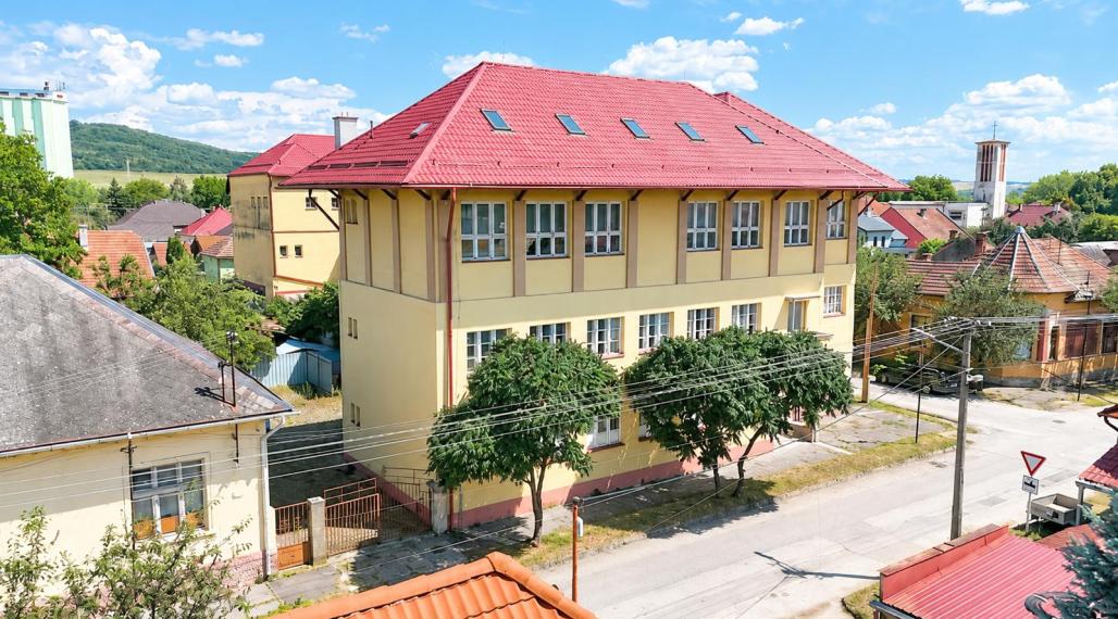 CBF Reality Vám ponúka na predaj multifunkčnú budovu v centre mesta Tornaľa