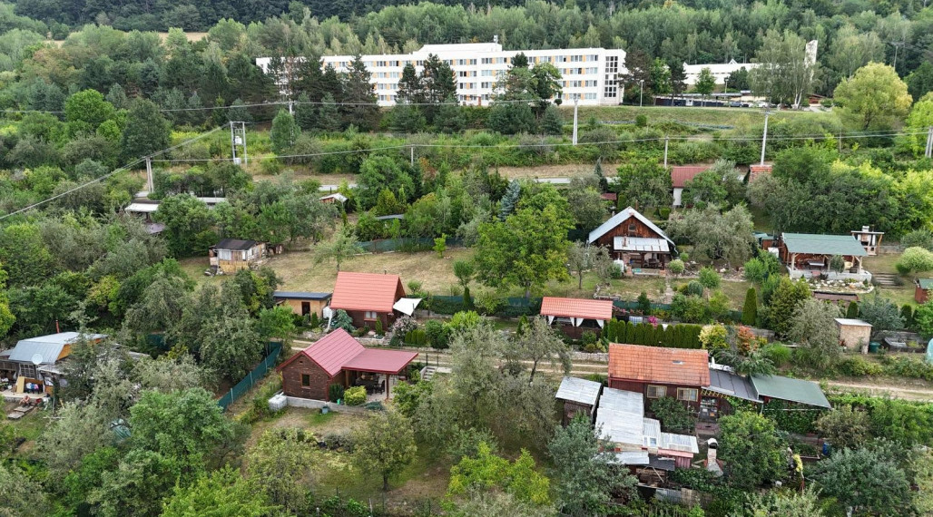 Exkluzívne na predaj- Slnečná záhrada s chatkou a altánkom