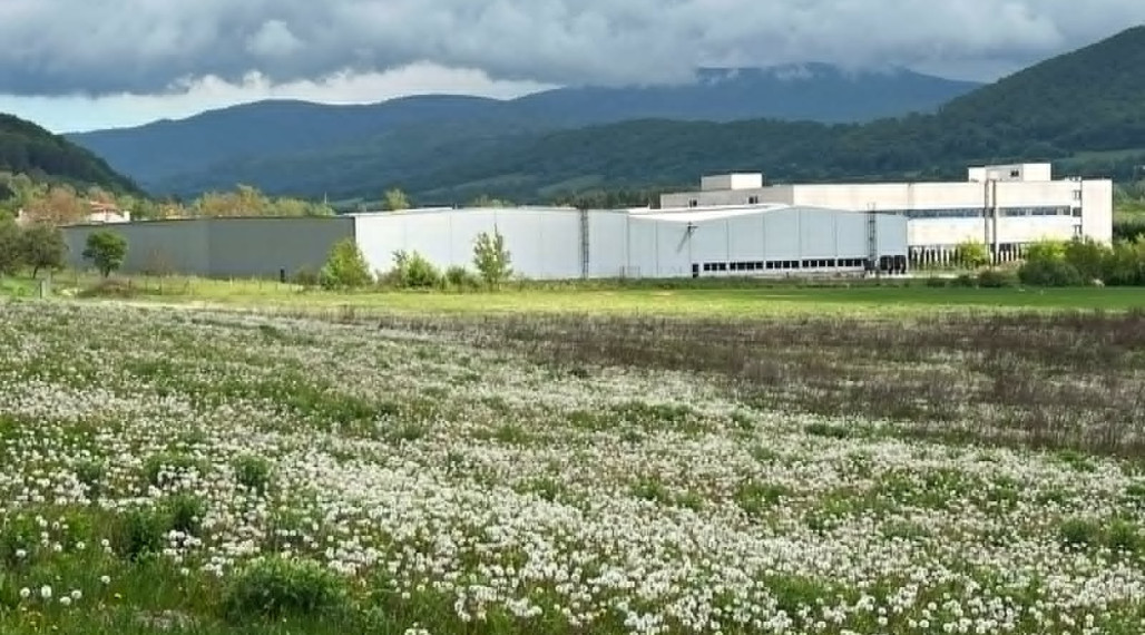 INVESTIČNÝ POZEMOK PRI PRIEMYSELNEJ ZÓNE V ROŽŇAVE – 7912 m²