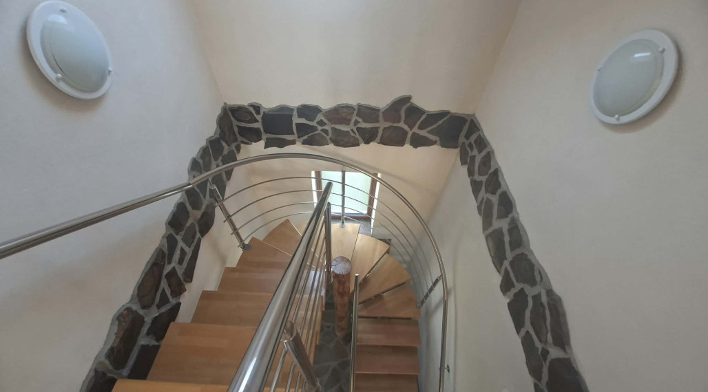 NA PREDAJ DVOJPODLAŽNÝ RODINNÝ DOM V BETLIARI