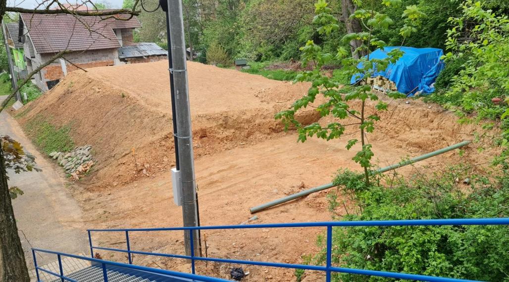 NA PREDAJ: Stavebný pozemok s vydaným stav. povolením v RV