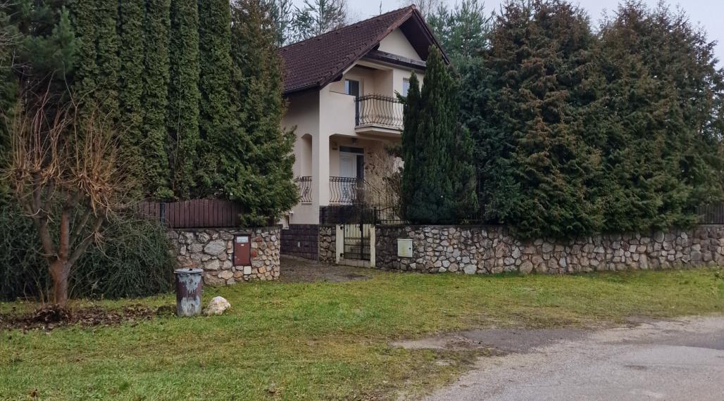 CBF Reality Vám ponúka na predaj rodinný dom v Rožňave, na tichom mieste obklopený prírodou a bez susedov .