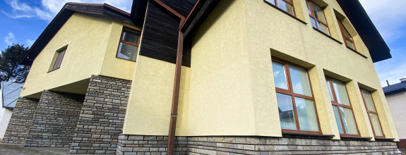 Na predaj Žltý dom vo Veľkej, Poprad – administratívna budova s príbehom