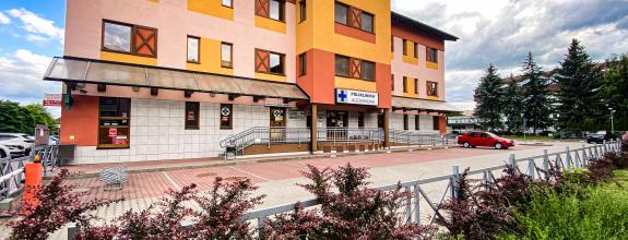 Priestranný 2-izbový apartmán v centre Popradu s parkovaním