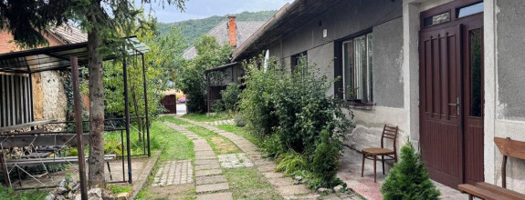 Plešivec v centre obce dom na predaj