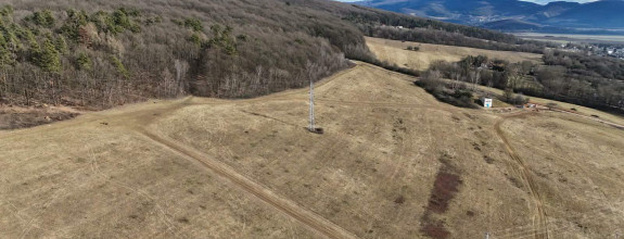 Na predaj výnimočný svahovitý pozemok v lokalite pod lesom