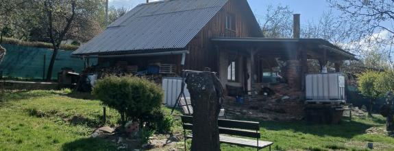 Exkluzívne na predaj- Slnečná záhrada s chatkou a altánkom