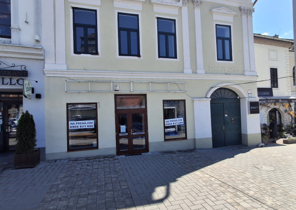 Na prenájom administr. / obchodné priestory v centre Rožňavy