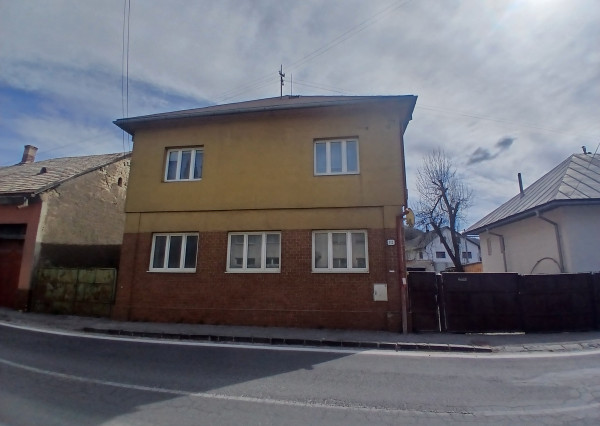 NA PREDAJ ROZĽAHLÝ RODINNÝ DOM V DOBŠINEJ, OKRES ROŽŇAVA