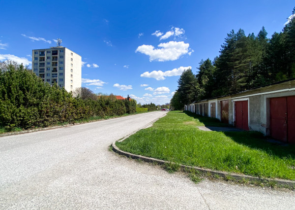 PREDANÉ / Dve murované garáže so zavedenou elektrinou vo Svite