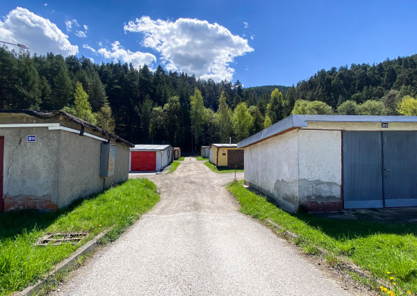 REZERVOVANÉ/ Dve murované garáže so zavedenou elektrinou vo Svite