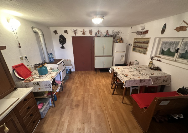 ZNÍŽENÁ CENA - Záhradná chatka s vinicou v obci Hrušov