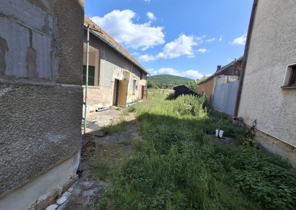 Na predaj rodinný dom s veľkým pozemkom v obci Dlhá Ves