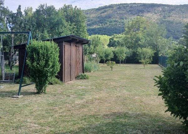 NA PREDAJ! Zveľadená ZÁHRADKA s GARÁŽOU v Plešivci.