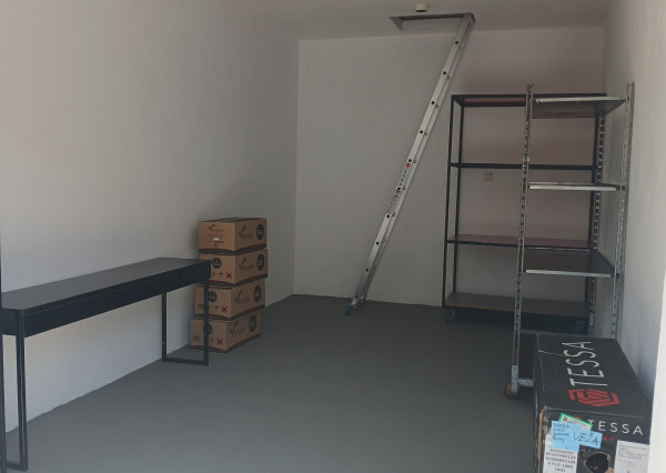 ROZMERNÁ GARÁŽ S PODKROVÍM K DISPOZÍCII V STRÁŽENOM OBJEKTE