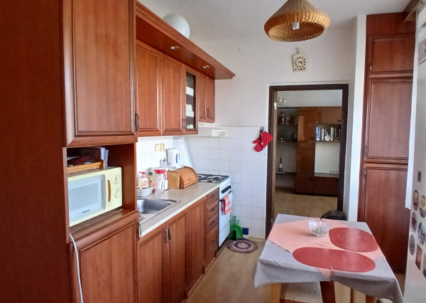 NA PREDAJ! Priestranný 3-izbový byt s balkónom,blízko centra